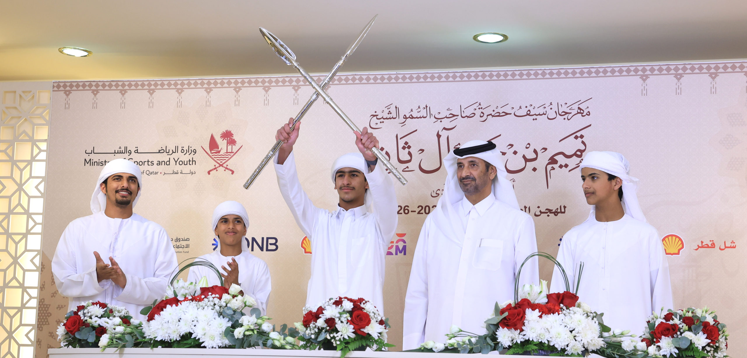 رموز الثنايا الفضية تلٌهب ميدان الشحانية